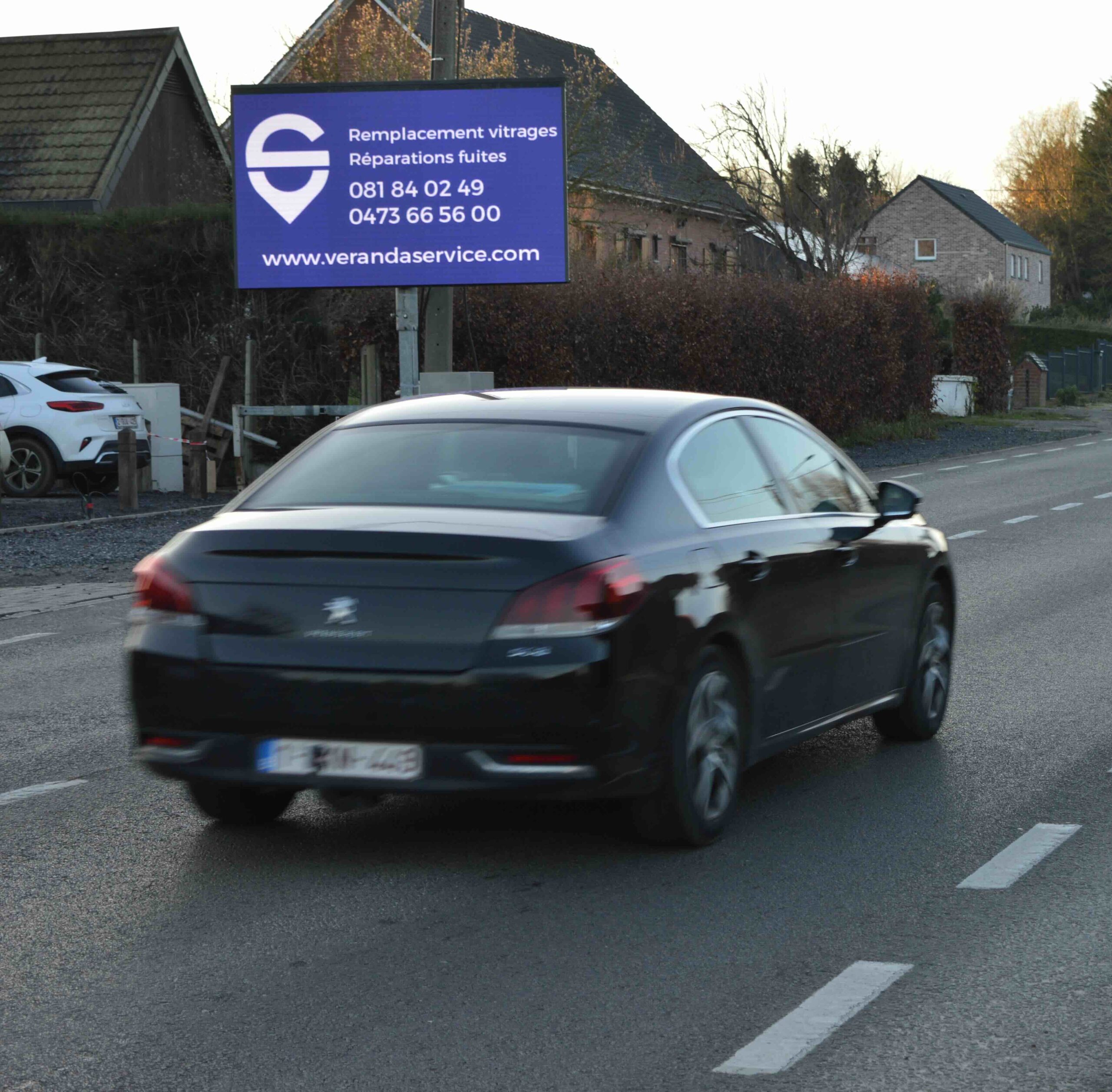 Campagne publicitaire à Jodoigne. Axe fort fréquenté.