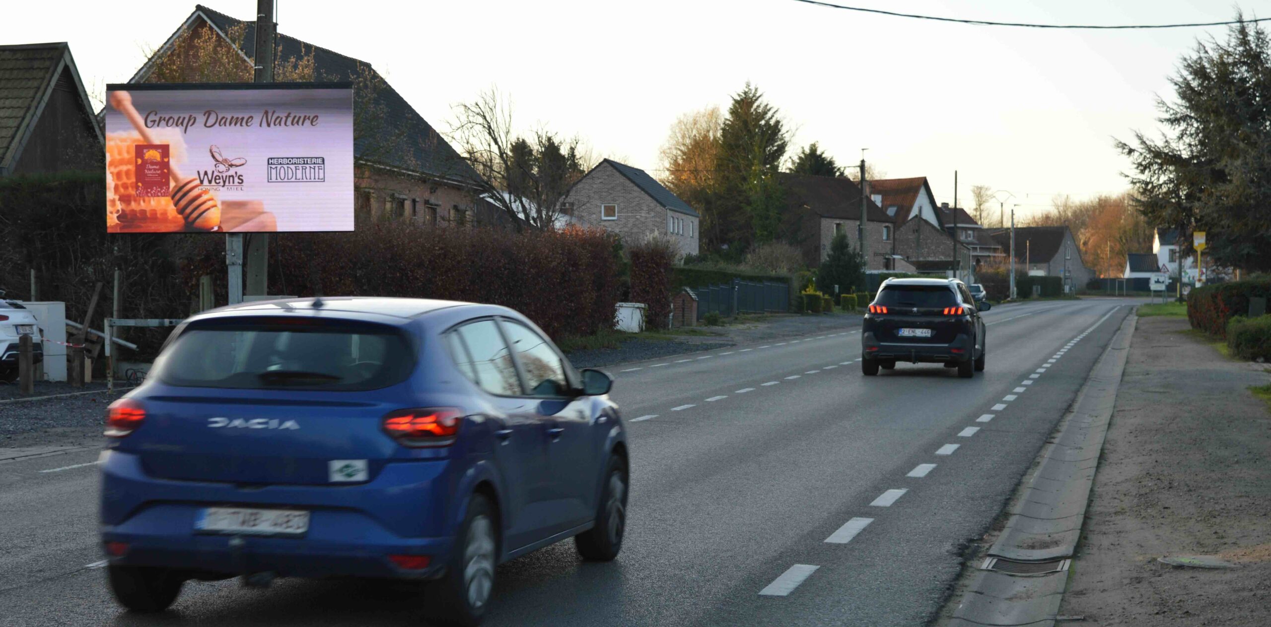 Campagne publicitaire à Jodoigne. Axe très fréquenté.